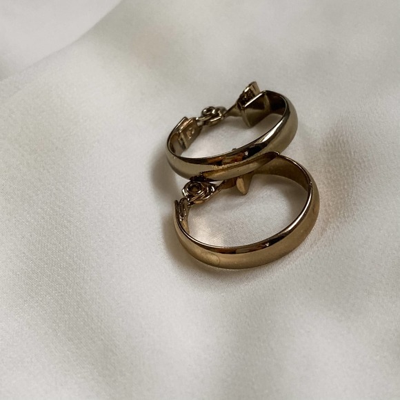 VTG Gold Classic Medium Hoop Clip Earrings - Picture 5 of 6
